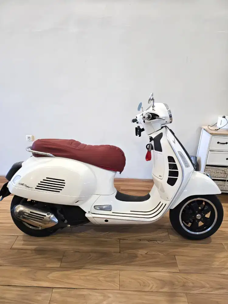 VESPA GTS IGET WHITE 2022 REG 2023