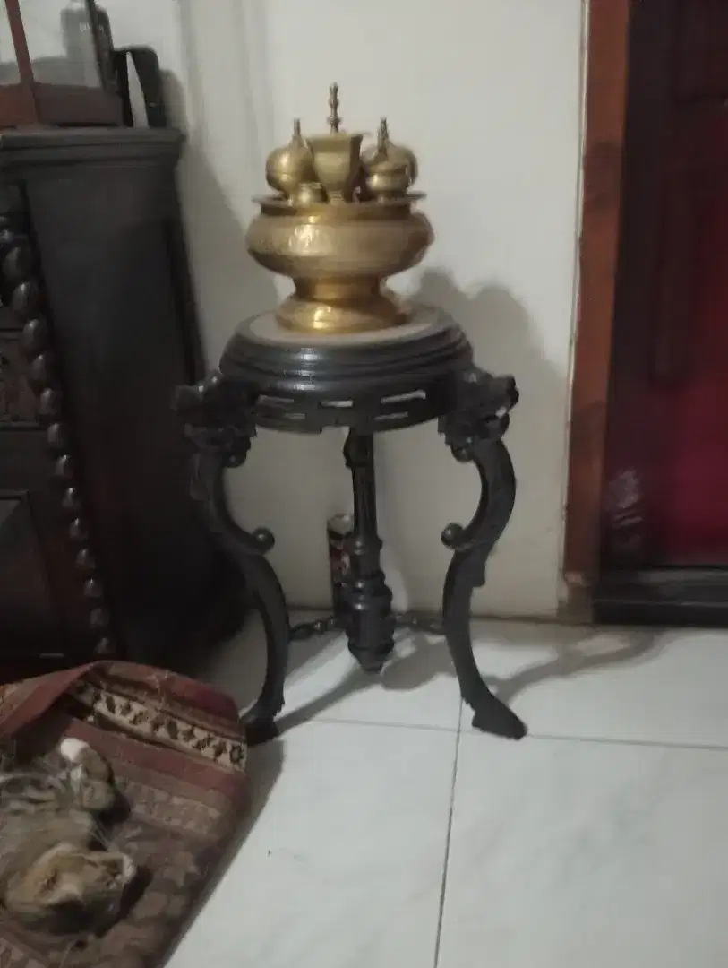 Meja ukir jati kaki tiga, alas atas marmer bulat
