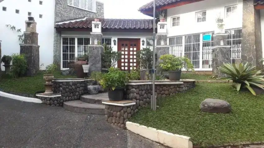 Rumah Siap Huni dengan Kolam Renang Pribadi di Tirta Golf BSD City