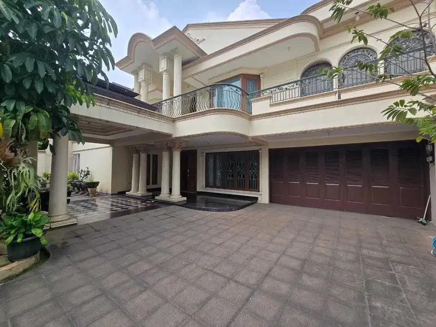 Di sewakan dn di jual rumah bagus siap huni 2 lantai di pondok indah