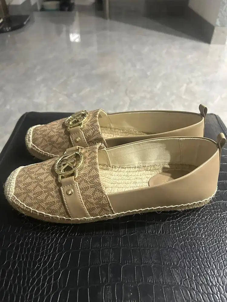 Sepatu espadrilles Michael Kors