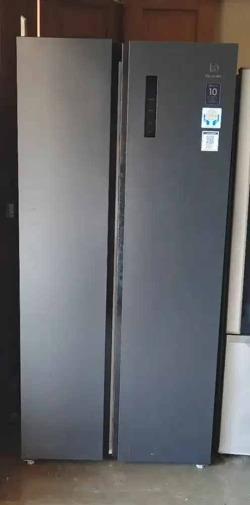 Kulkas SBS Electrolux 2 pintu