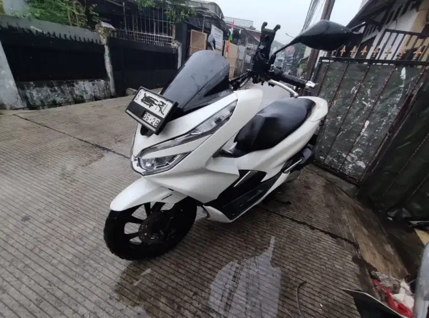 Jual motor putih PCX ABS 2018 bekas