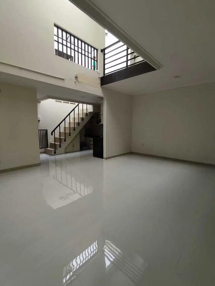 65 jt per tahun Disewakan Rumah 2 lantai kompleks Mekar Wangi
