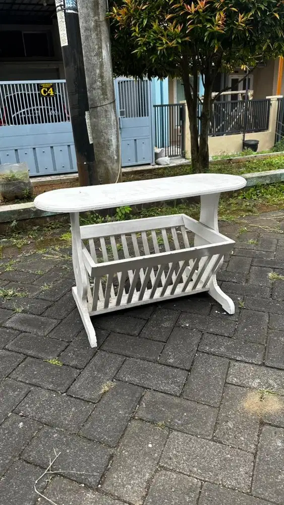 jual meja dengan rak majalah