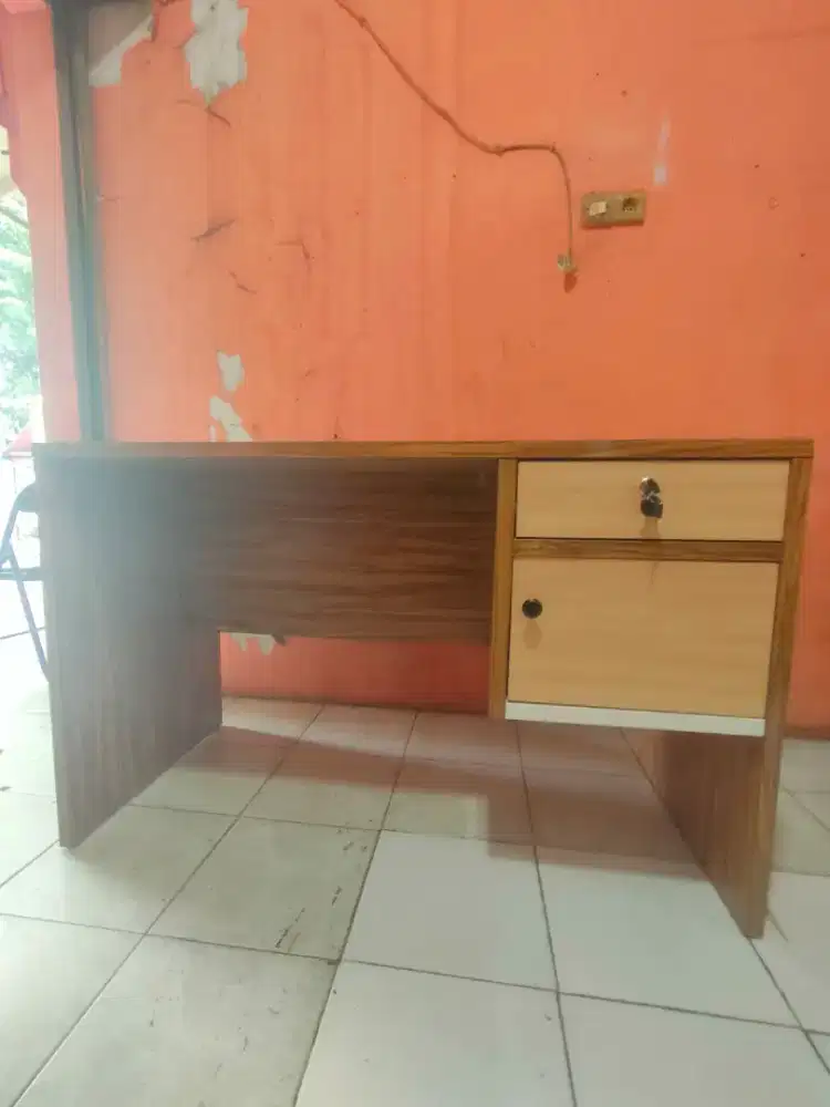 Meja staf perkantoran