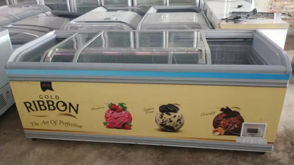 Frezer sleding kaca merk aht