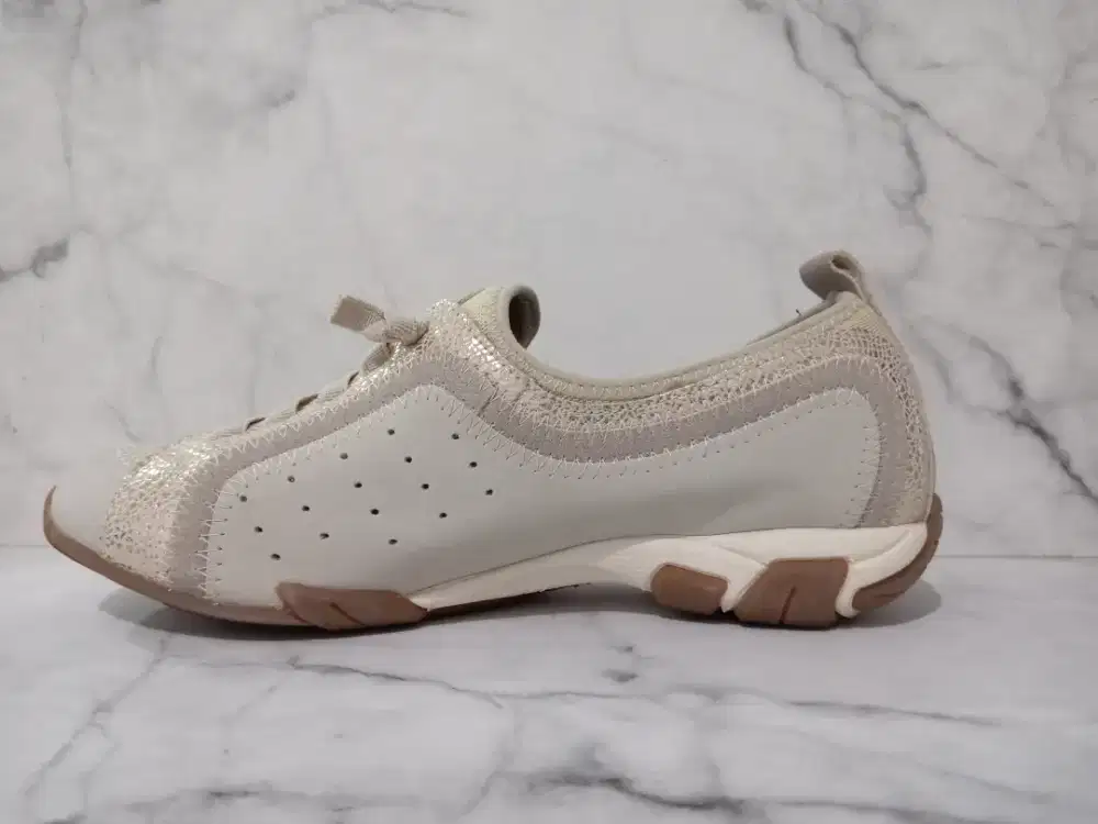 Sepatu merk Hush Puppies