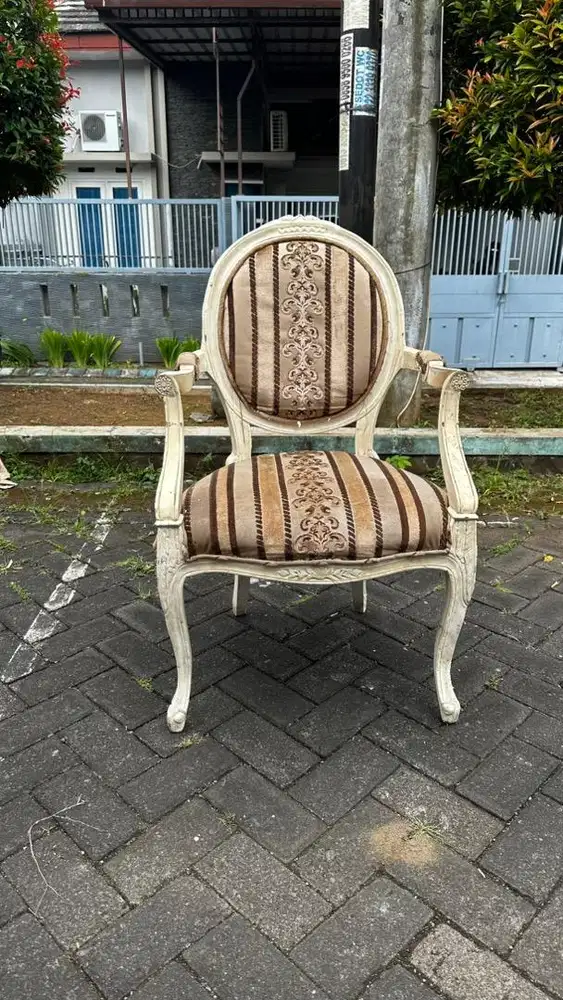 kursi klasik dengan sandaran oval & ukiran cat putih