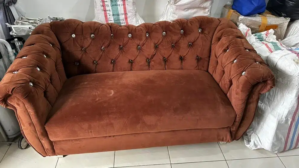 sofa 2 dudukan (2-seater) dengan desain chesterfield modern