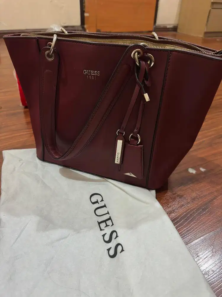Tas wanita Guess