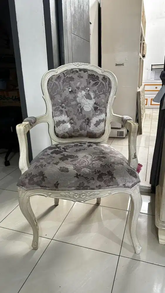 kursi bergaya klasik Eropa