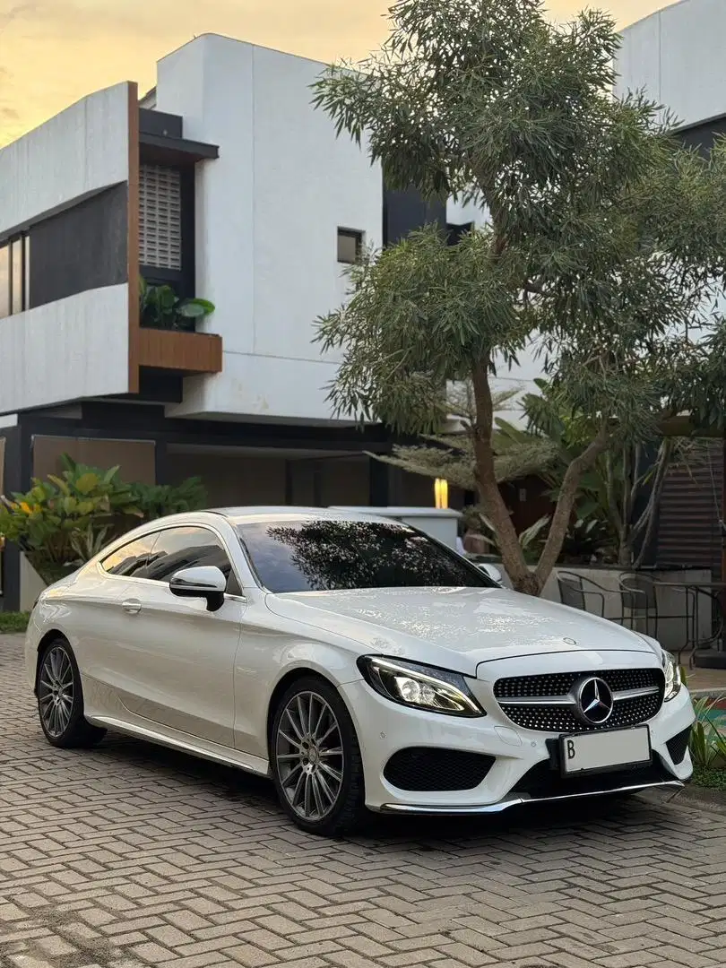Mercedes Benz C300 Coupe 2017 White on Black Sangat Terawat