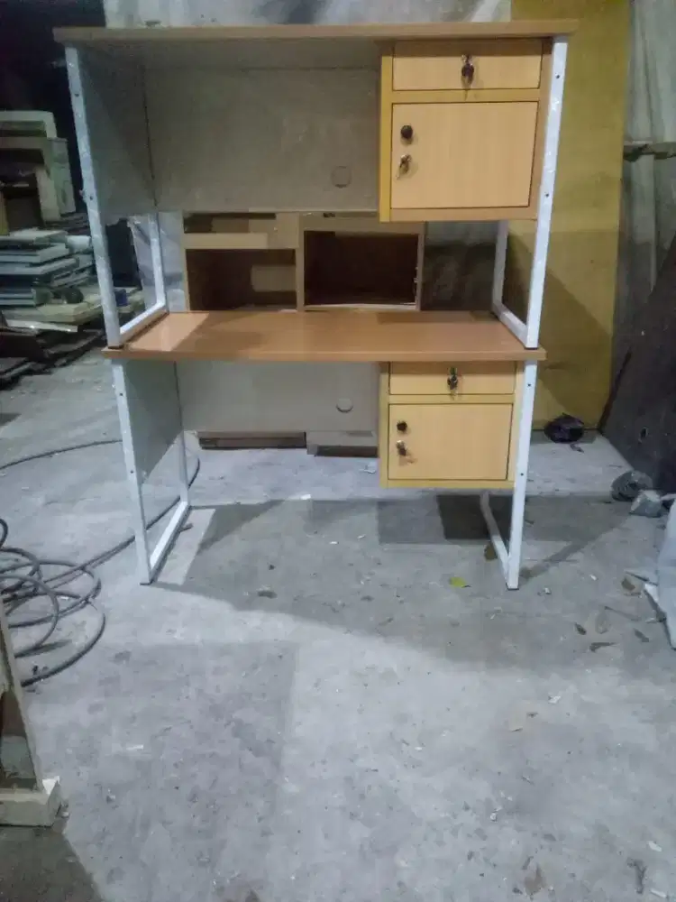 Meja kantor kaki besi