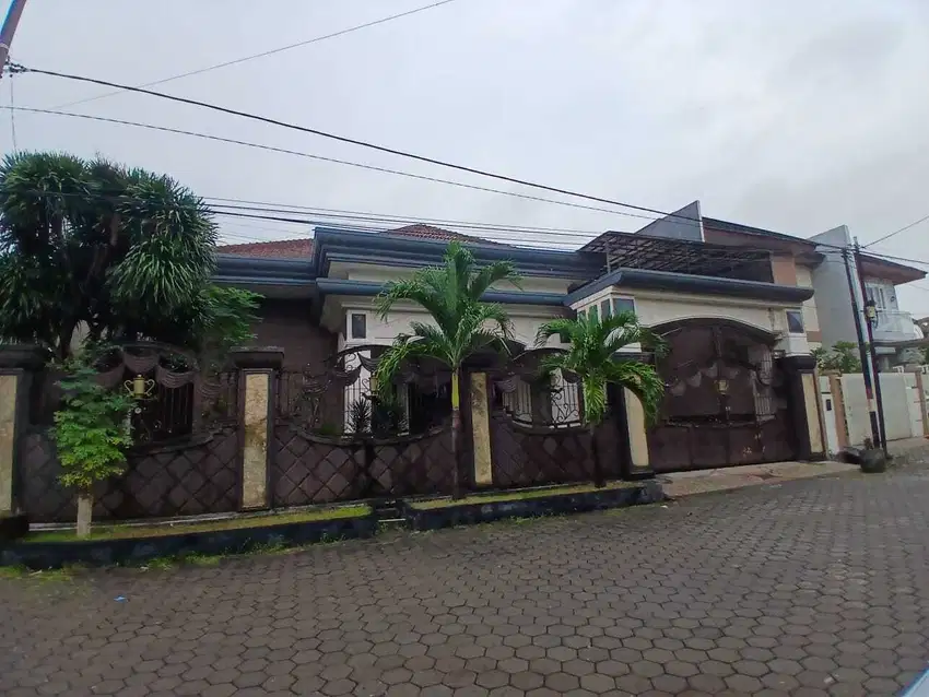 Rumah Jual Sewa bisa untuk usaha, lokasi strategis Rungkut Asri Tengah