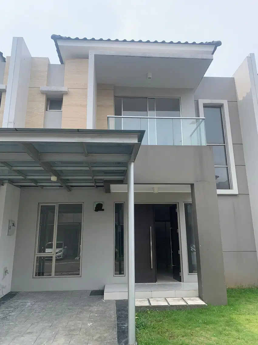 DISEWAKAN RUMAH DI GOLF ISLAND PIK UK 8X15 2LT 3+1KT PAPYRUS SIAP HUNI