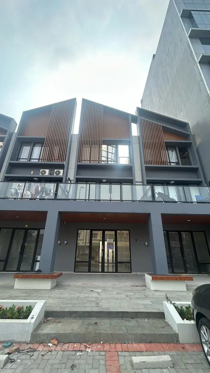 Ruko Veranda Siap Dipakai Untuk Usaha Lokasi Sangat Strategis