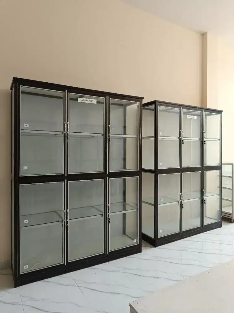 Lemari Kaca Aluminium 3 Pintu Preloved Kokoh & Serbaguna (150x200cm)