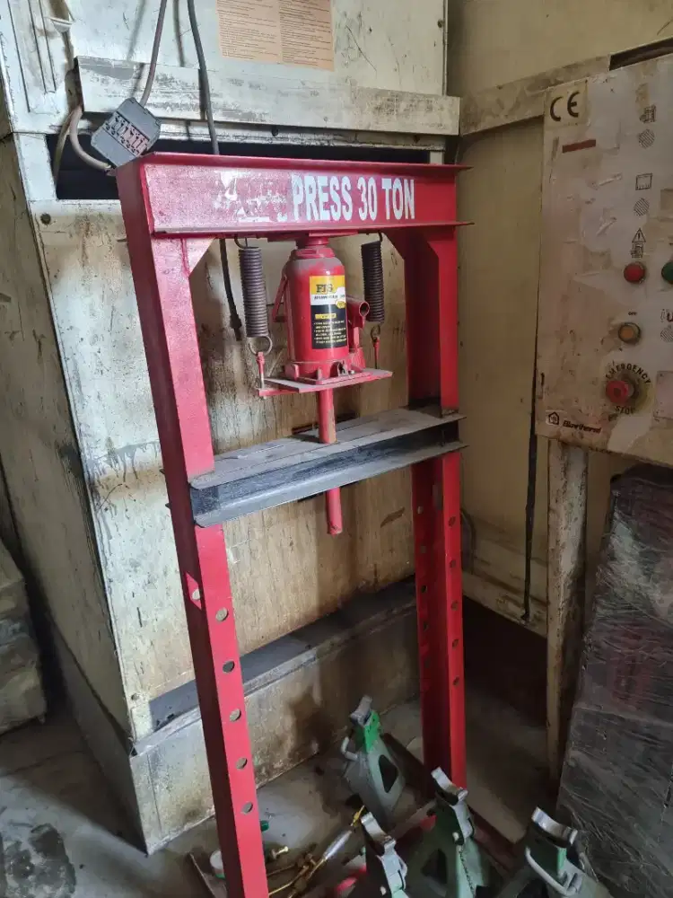 Alat press hidrolis 30 ton kondisi layak pakai