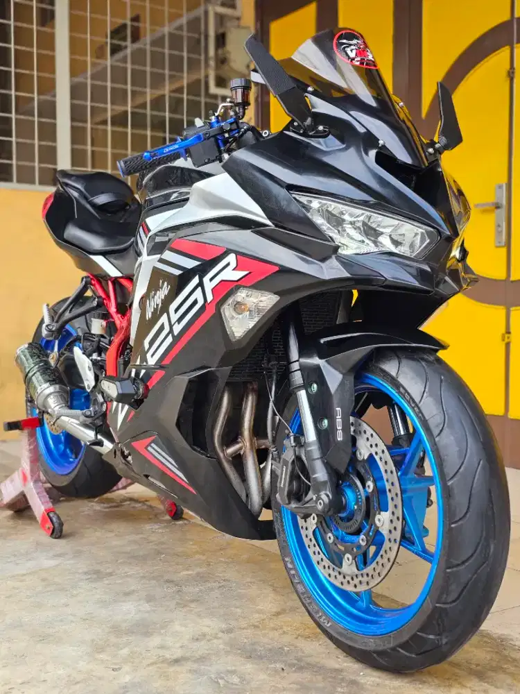 Kawasaki ZX25R / ZX 25R 2021 ABS SE KTQRS, Black Premium Metalic.