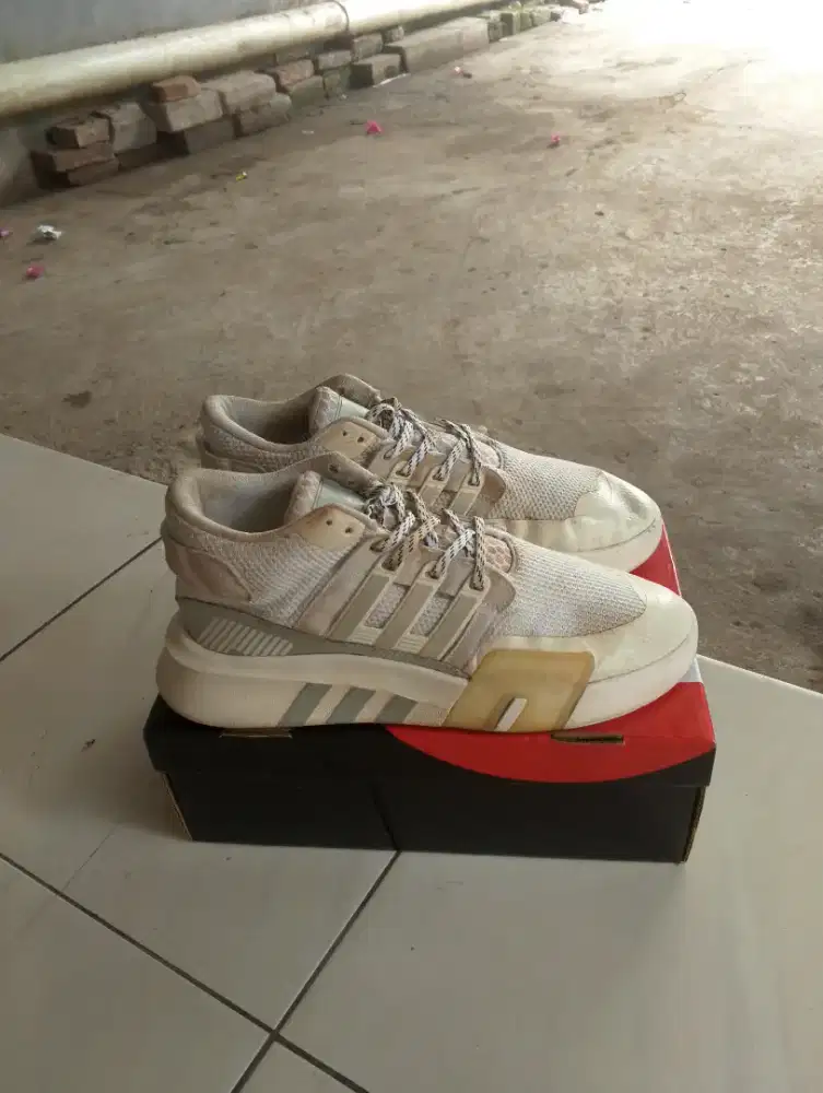 Sepatu second adidas equipment bask v2 size 44 original