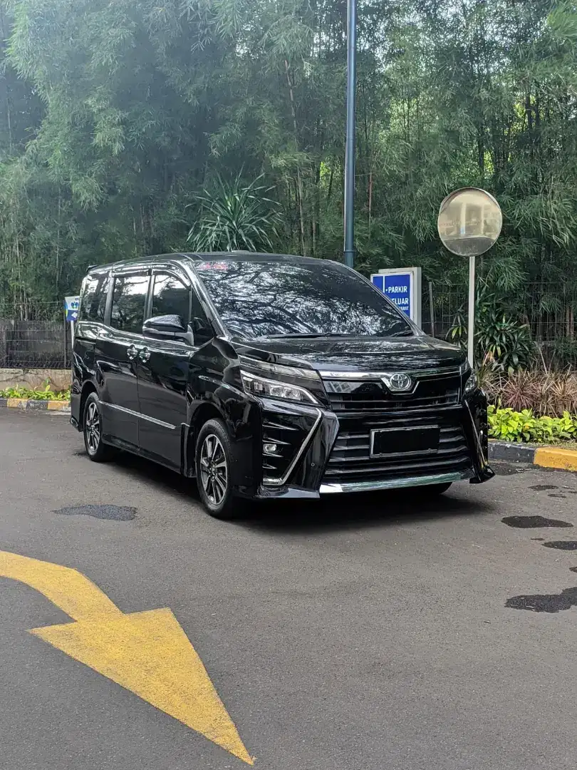 (TDP 8 Jt) Toyota Voxy 2018 at ( Low kilometer asli)