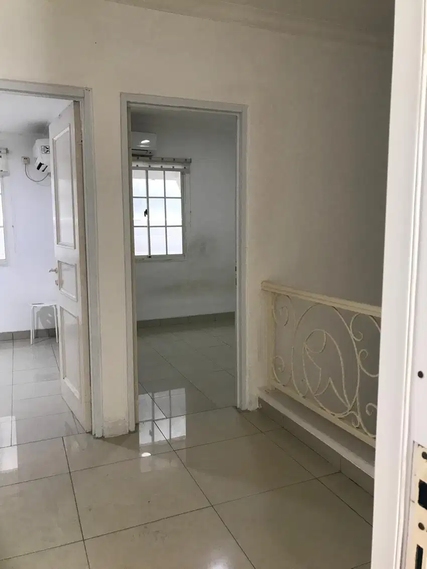 Disewakan Rumah pik 1 LT 6x16 Semi Furnish 2 lantai Siap Huni
