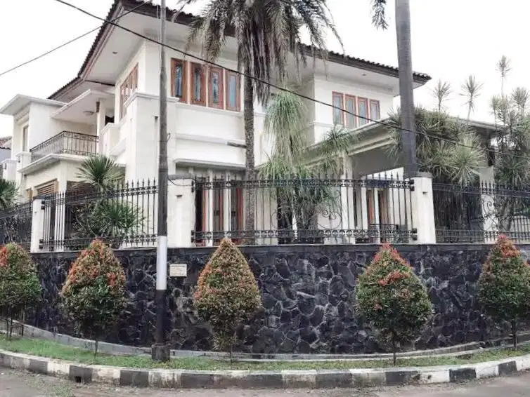 Dijual rumah mewah ada basement SHM di Slipi - Jakarta Barat