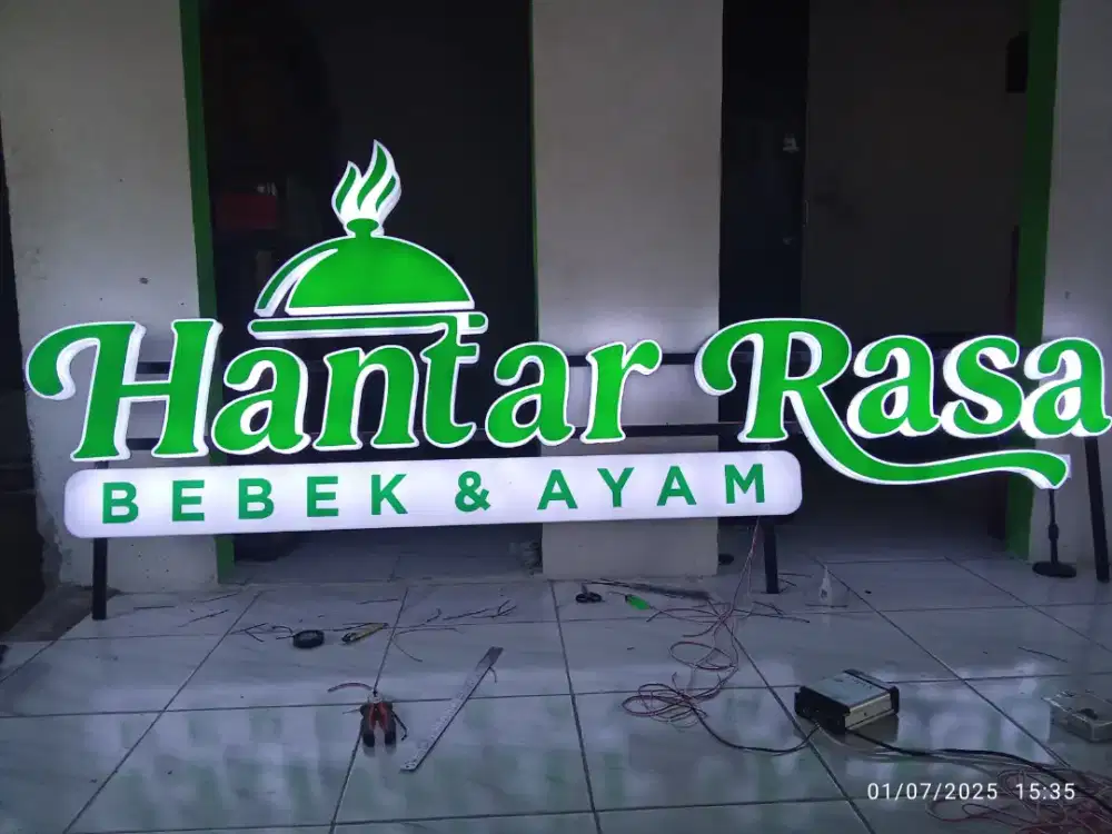 Huruf timbul nyala costum