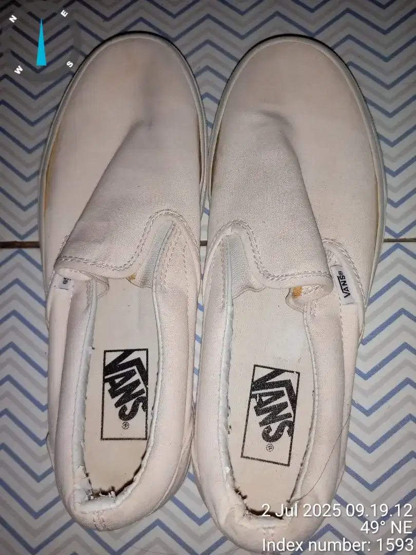 Sepatu Vans slip on classic white