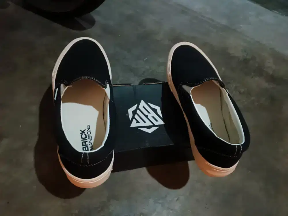 Sepatu pria Slip-on merk Brick Mansions