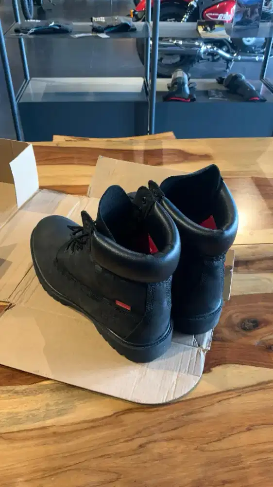 Sepatu Boot Timberland x Supreme