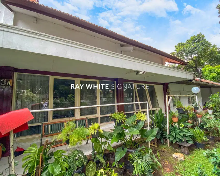 Rumah Lama Pinggir Jalan Raya di Jl Wijaya I