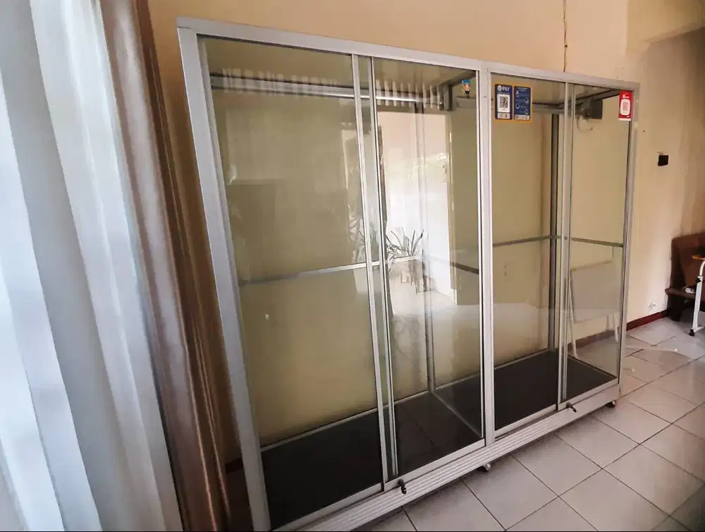 Lemari Kaca Display Pakaian