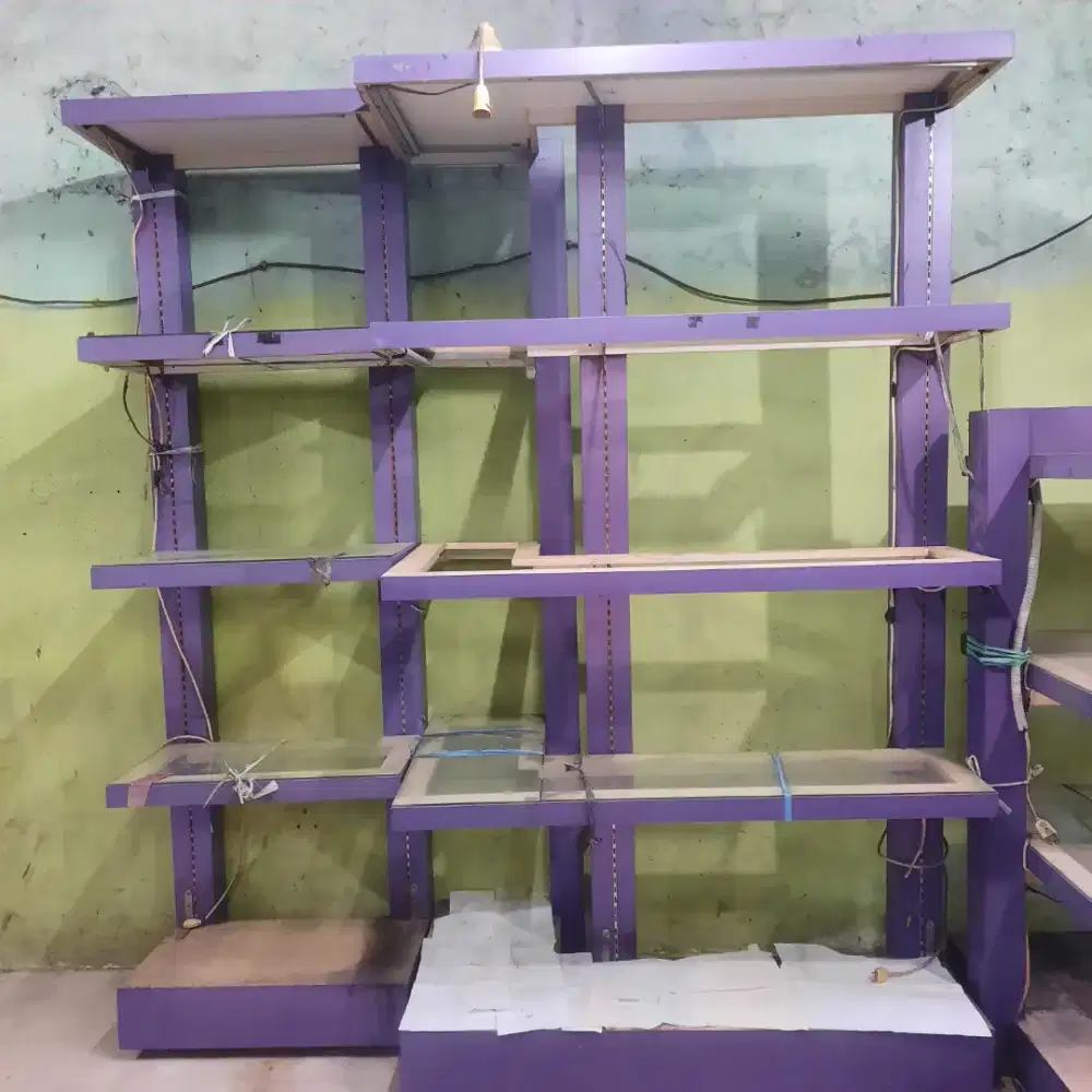 Rak untuk etalase barang jualan seperti tas, pakaian, sepatu dan lain.