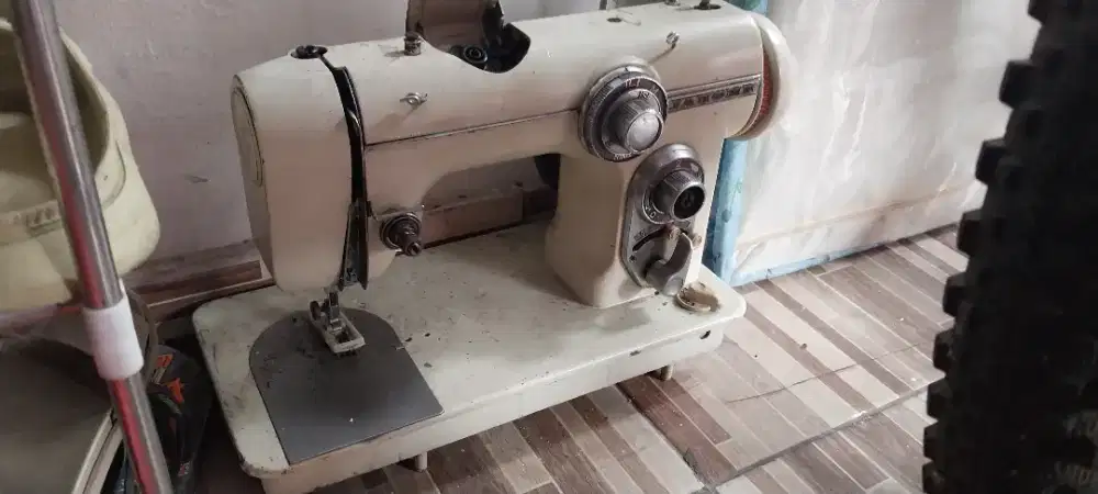 Mesin lobang kancing janome