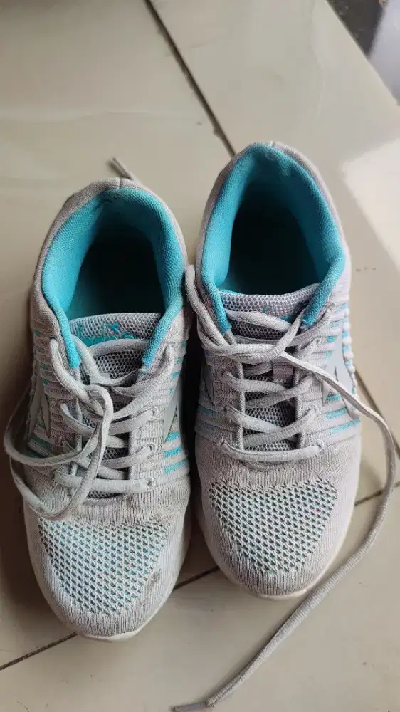 Sepatu diadora wanita