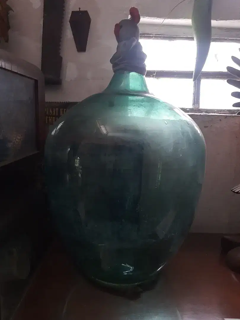 Botol warna hijau besar