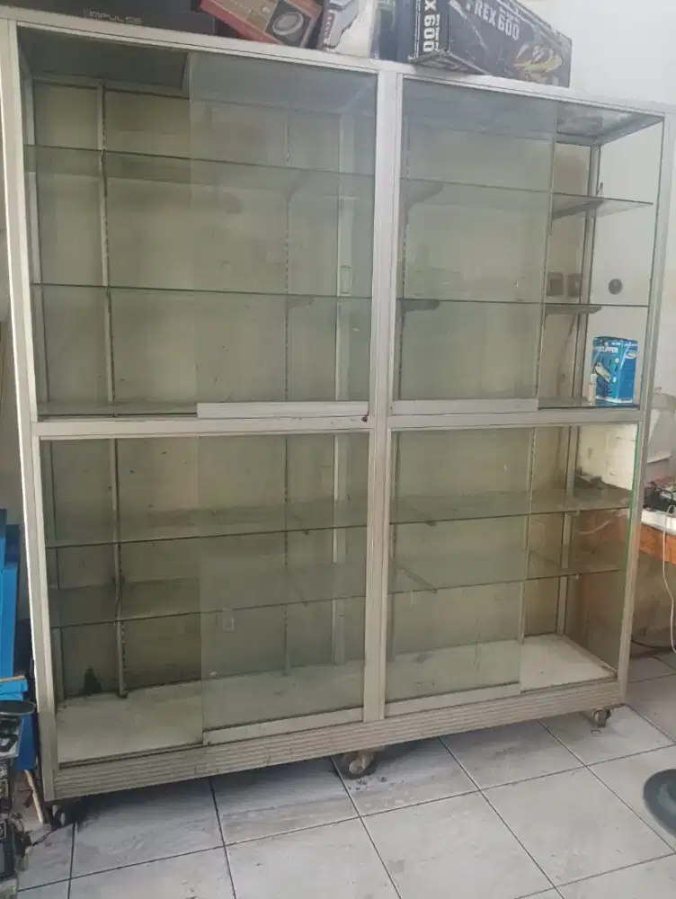 Etalase kaca toko