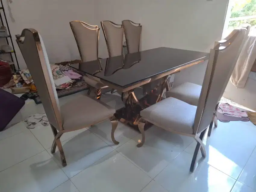 1 set meja makan elegan dan estetik dan 1 unit kulkas merk polytron