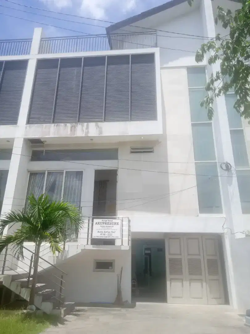 Rumah mewah Renon Bali, lokasi strategis, Kolam Renang, Garasi, SHM