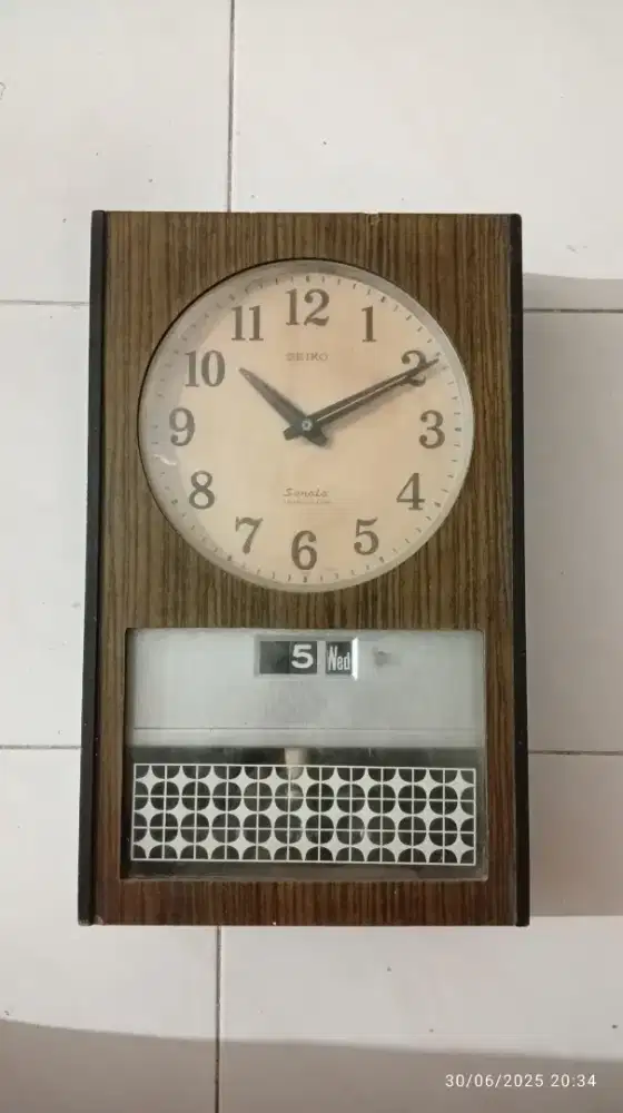 Jam Dinding Antik Kuno