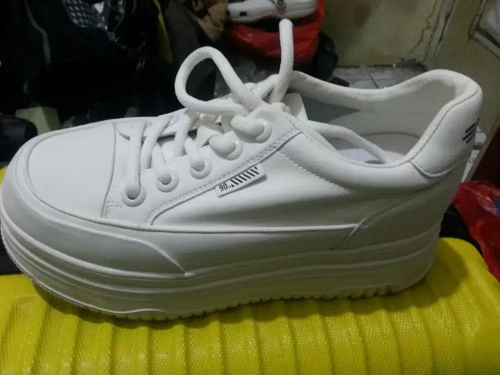 Sepatu bagus tidak rusak warna putih