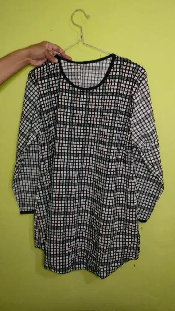Atasan wanita oversize motif kotak