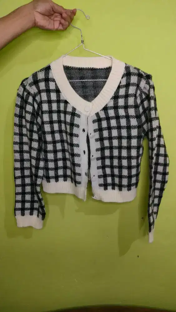 Jaket rajut tebal motif kotak-crop