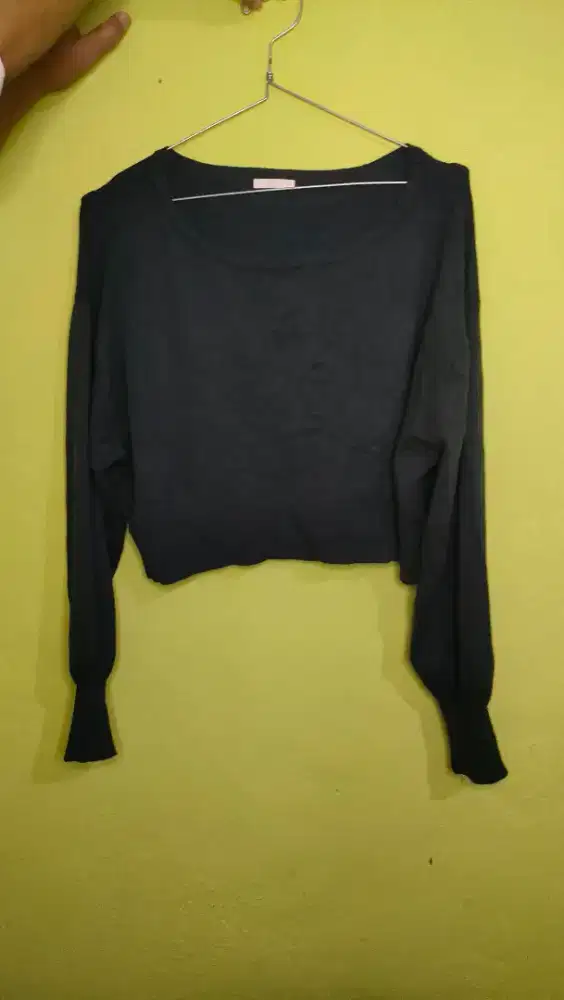 Atasan rajut crop hitam