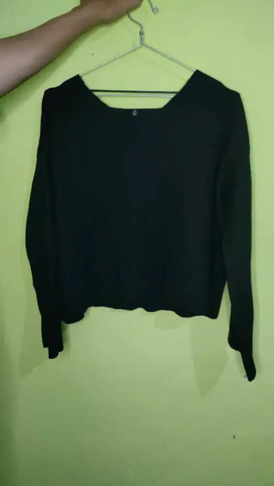 Atasan wanita rajut crop hitam