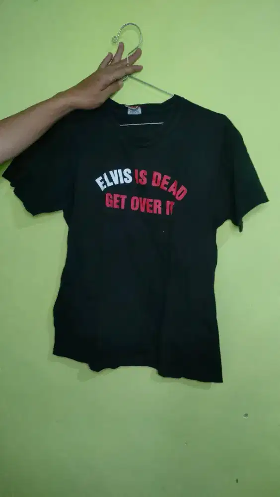 Atasan hitam elvis