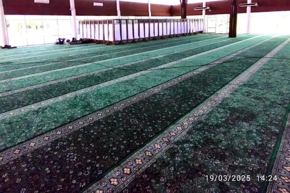 Karpet masjid lembut dan empuk