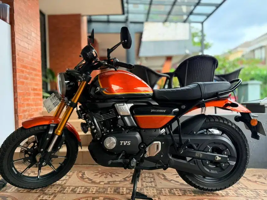 TVS Ronin TD 2023 KM 1500 perak seperti baru